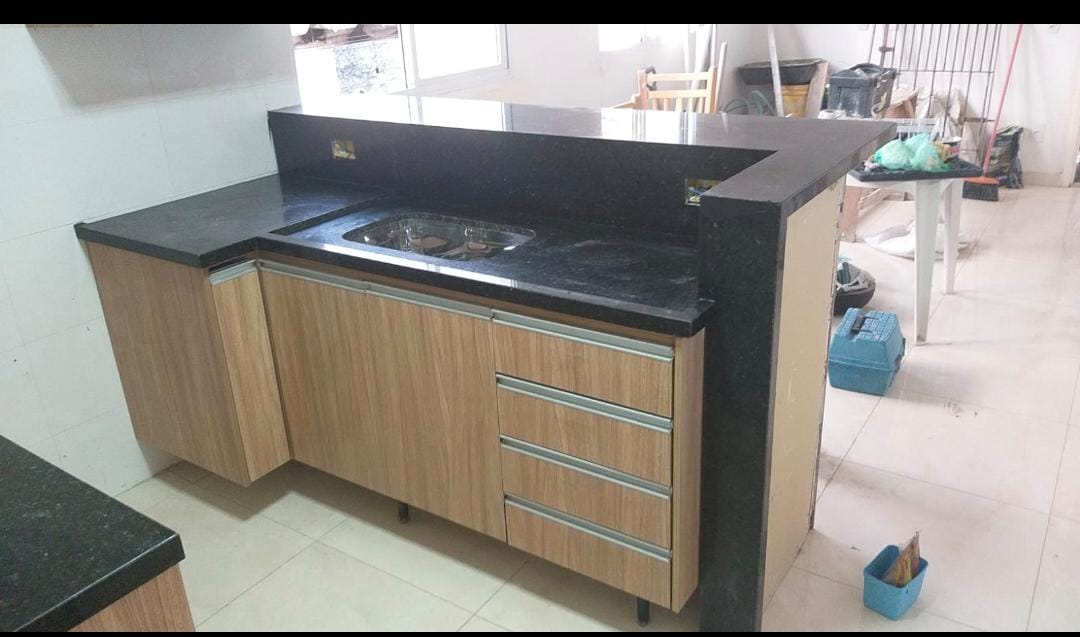Bancada de cozinha em granito preto polido