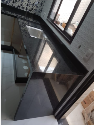 Escada revestida em granito preto